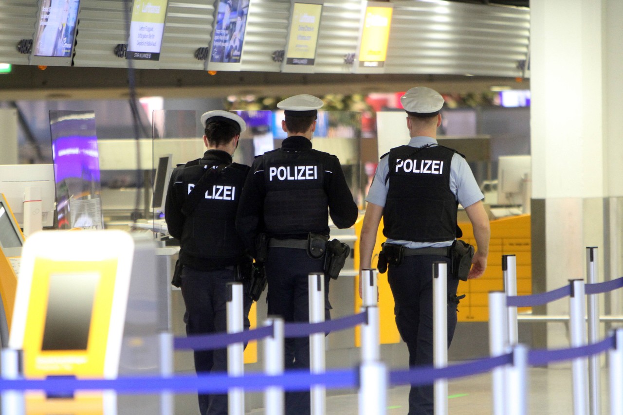 Am Flughafen Düsseldorf konnte die Polizei eine europaweit gesuchte Person festnehmen. (Symbolbild)