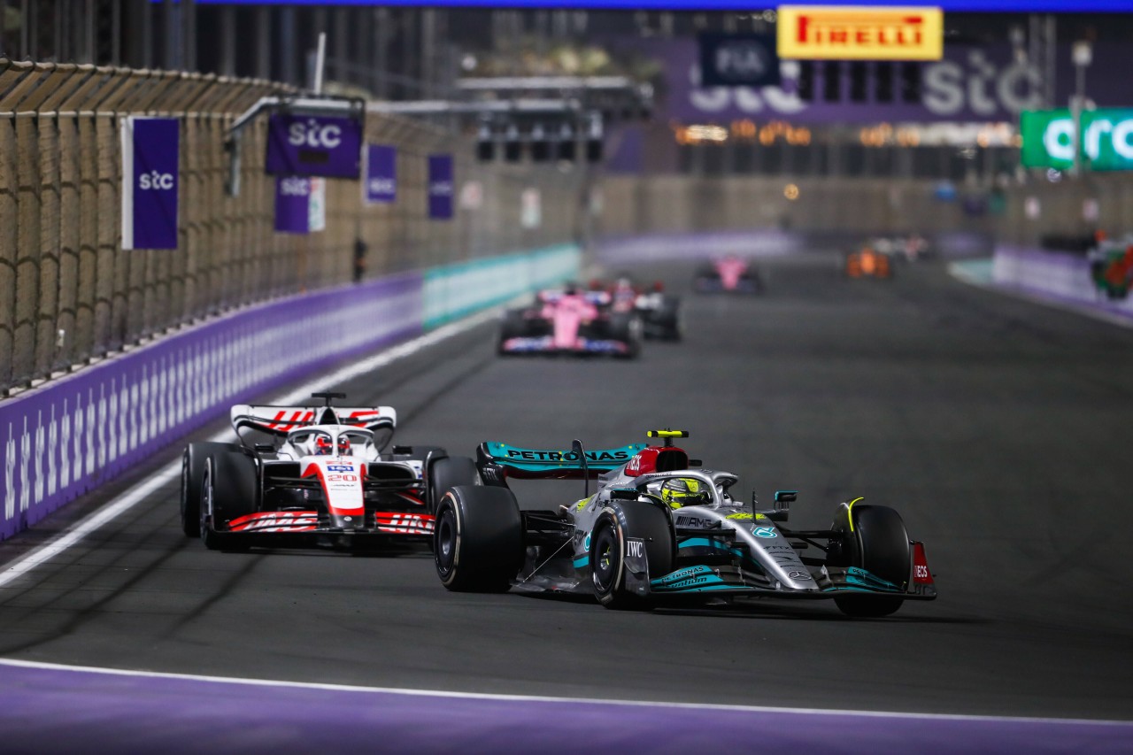 Auf der Geraden kann Mercedes nicht mit dem Haas mithalten.