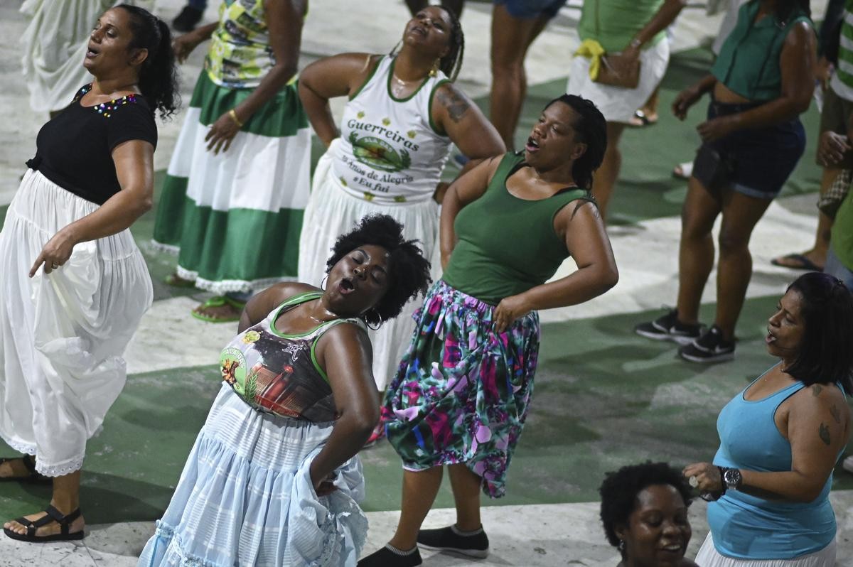 Frauen nehmen an der Probe der Sambaschule "Império Serrano" für den anstehenden Karnevalsumzug von Rio de Janeiro teil. Nach dem Corona-bedingten Ausfall stehen in Rio wieder die weltberühmten Umzüge im Sambodrom an. 