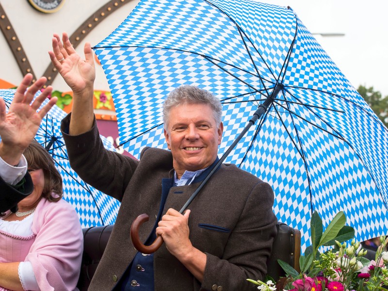 Der wohl wichtigste Mann am ersten Tag: Münchens Oberbürgermeister Dieter Reiter. Er vollzog am Vormittag den Fassanstich und ließ so offiziell die ersten Liter Bier fließen.