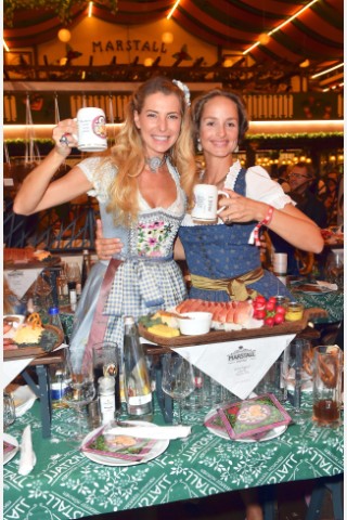 Gehobene Gastronomie und bayerische Gemütlichkeit im traditionellem Marstall Festzelt gefielen auch Giulia Siegel und Lara Joy Koerner.