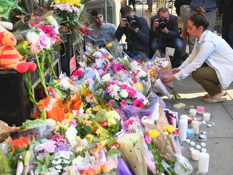 Am Dienstag legten die Menschen Blumen am Ort des Unglücks nieder.