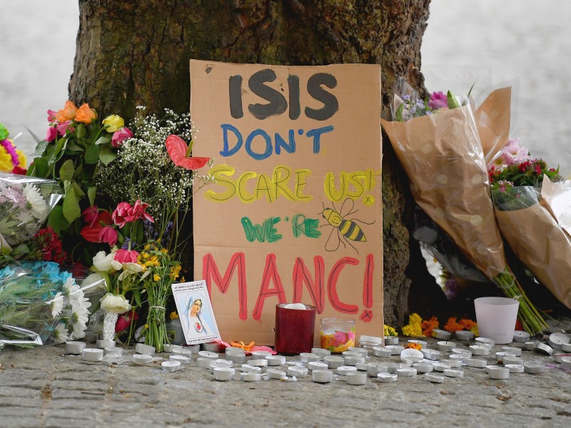Der IS reklamierte die Tat für sich und teilte das über den Propaganda-Kanal Amaq mit. Doch die Menschen in Manchester lassen sich nicht unterkriegen, wie dieses Pappschild am Ort des Unglücks zeigt.
