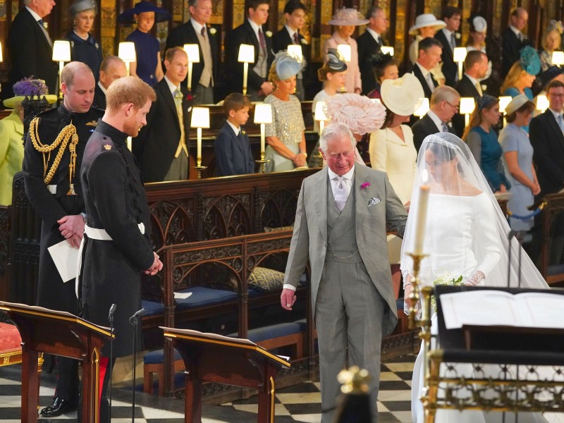 Ihr Schwiegervater Prinz Charles führt Markle zum Altar.