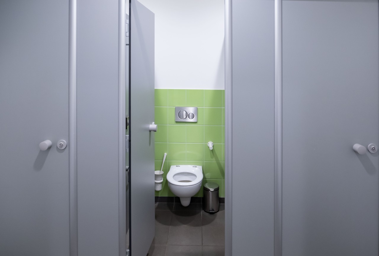 In Hagen ist es auf einer Grundschul-Toilette zu einem furchtbaren Vorfall gekommen. (Symbolbild)