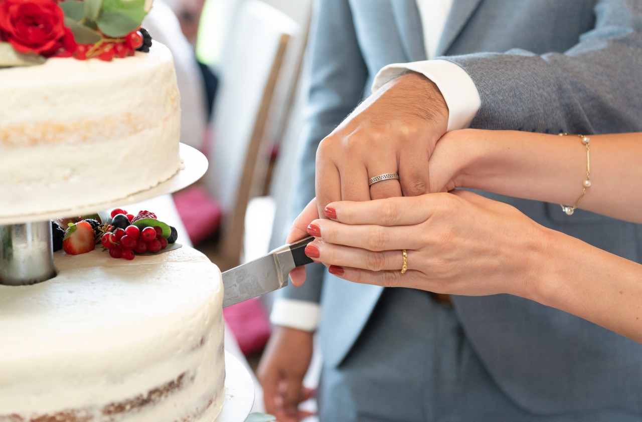 Beim Anschneiden der Hochzeitstorte wollte ein Bräutigam besonders lustig sein. (Symbolbild)