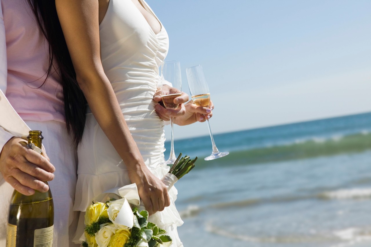 Die beste Freundin einer Braut sollte bei der Hochzeit nicht dabei sein, weil es dem Bräutigam peinlich sei. (Symbolbild)