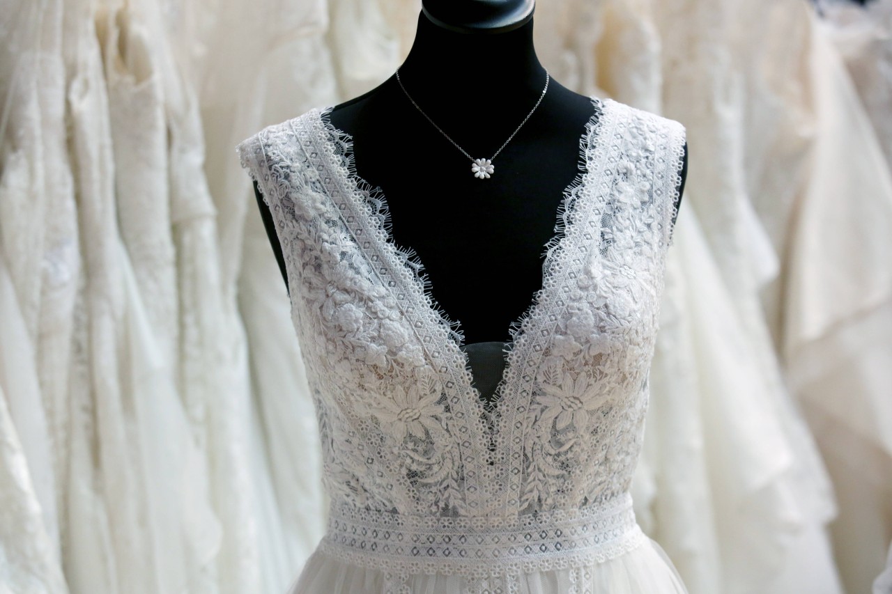 Hochzeit: Eigentlich sollte das Kleid einer Braut aus Amerika nur transparente Ärmel bekommen. (Symbolbild)