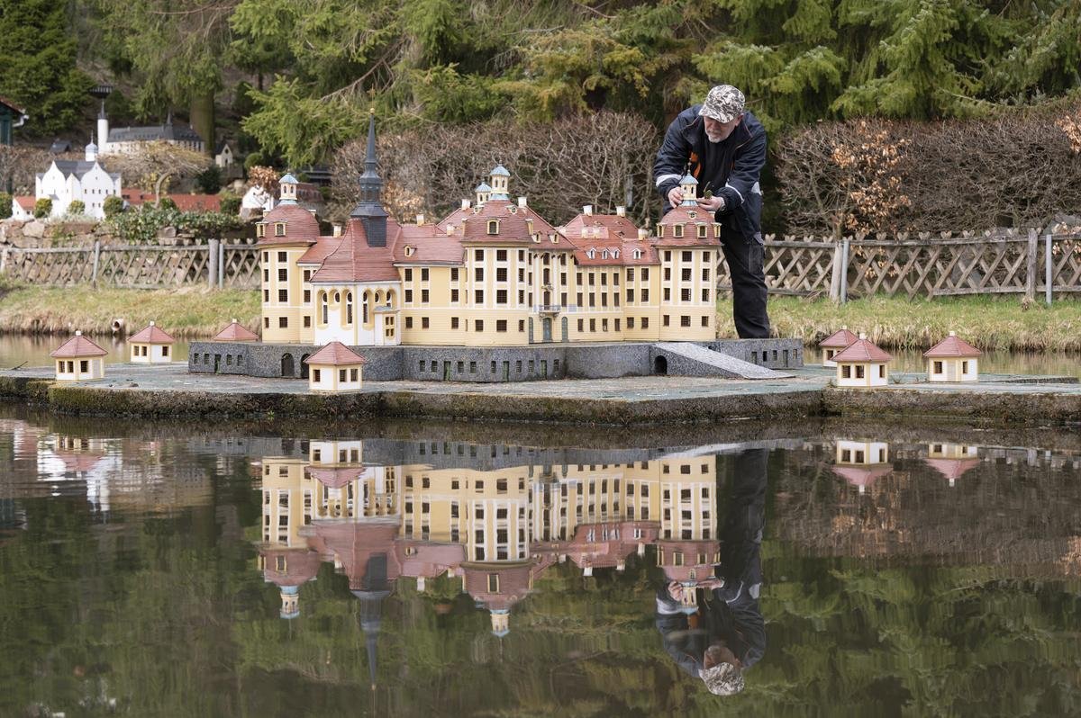 Horst Drichelt, Vorsitzender des Vereins Klein-Erzgebirge, arbeitet im Miniaturpark Klein-Erzgebirge an einem Modell des Schloss Moritzburg. Der Park startet am Karfreitag in die Saison. (zu dpa "Miniaturschau «Klein-Erzgebirge» öffnet wieder für Besucher") Foto: Sebastian Kahnert/dpa