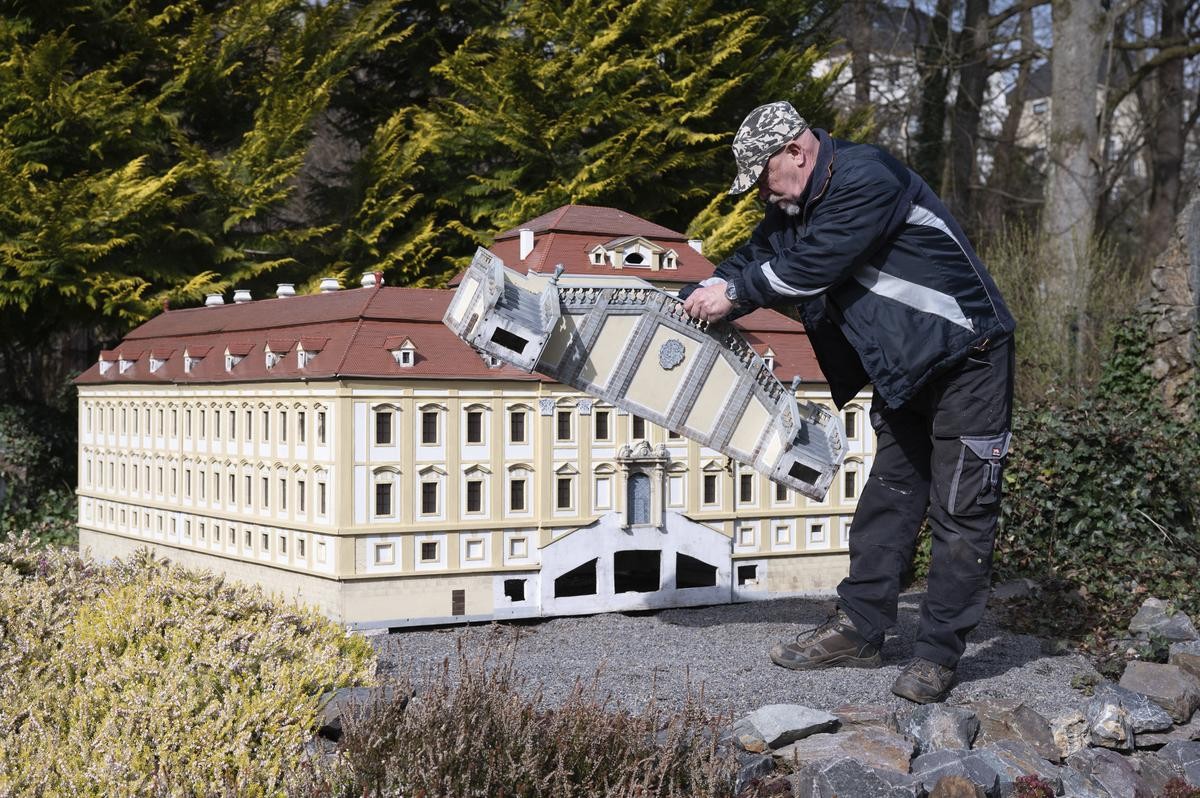 Horst Drichelt, Vorsitzender des Vereins Klein-Erzgebirge, arbeitet im Miniaturpark Klein-Erzgebirge an einem Modell des Schloss Rothenhaus. Der Park startet am Karfreitag in die Saison. 