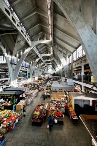 Das Dach der Markthalle in Breslau wird durch eine parabolische Stahlbetonkonstruktionen getragen. 
