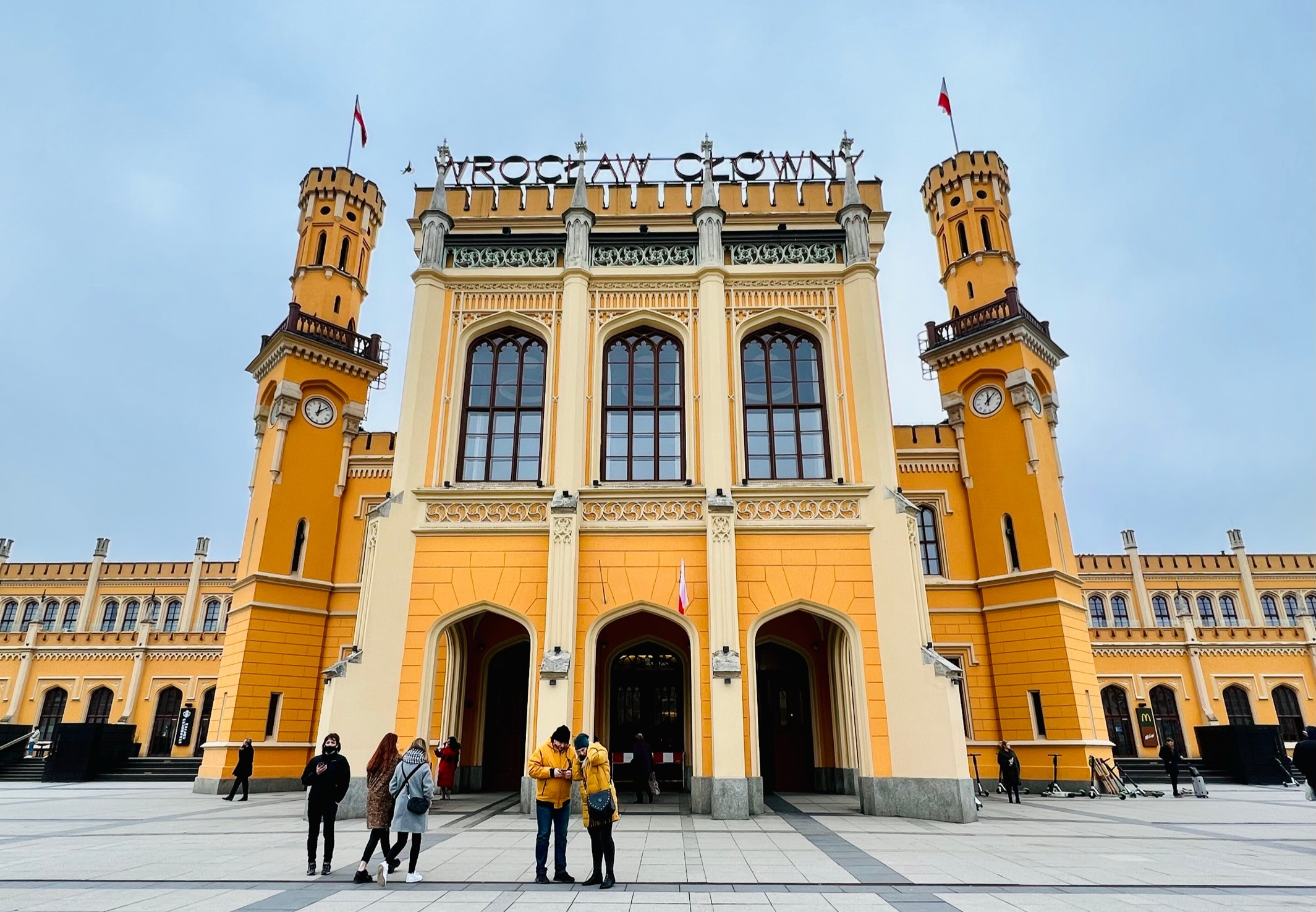 Der Hauptbahnhof in Breslau sieht auch wie ein Königsburg. 