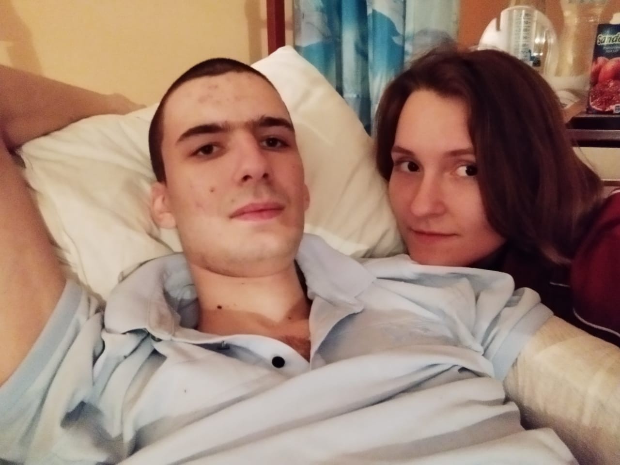 Igor mit seiner Freundin im Krankenhaus.