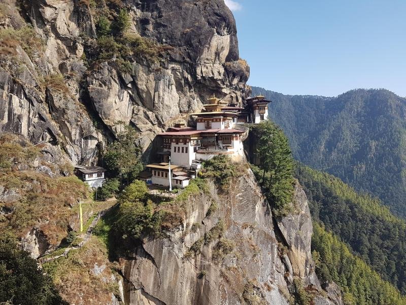 In dem kleinen, abgeschotteten Himalaya-Königreich Bhutan ist erstmals seit rund zwei Jahren wieder eine internationale Touristengruppe unterwegs.