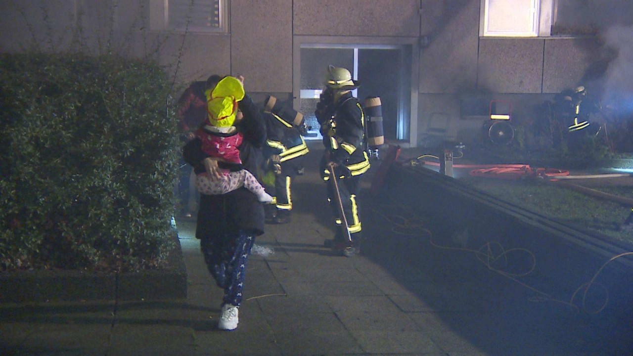 20 Personen konnten durch das Treppenhaus evakuiert werden, darunter 3 Kinder 20 Personen konnten durch das Treppenhaus evakuiert werden, darunter 3 Kinder