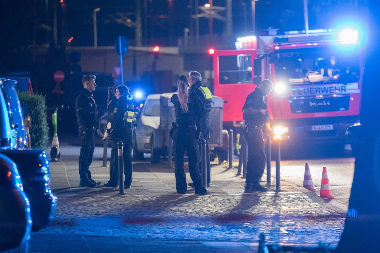 Die Polizei Köln sichert spuren nach Schüssen vor einem Kiosk an der Geldernstraße.