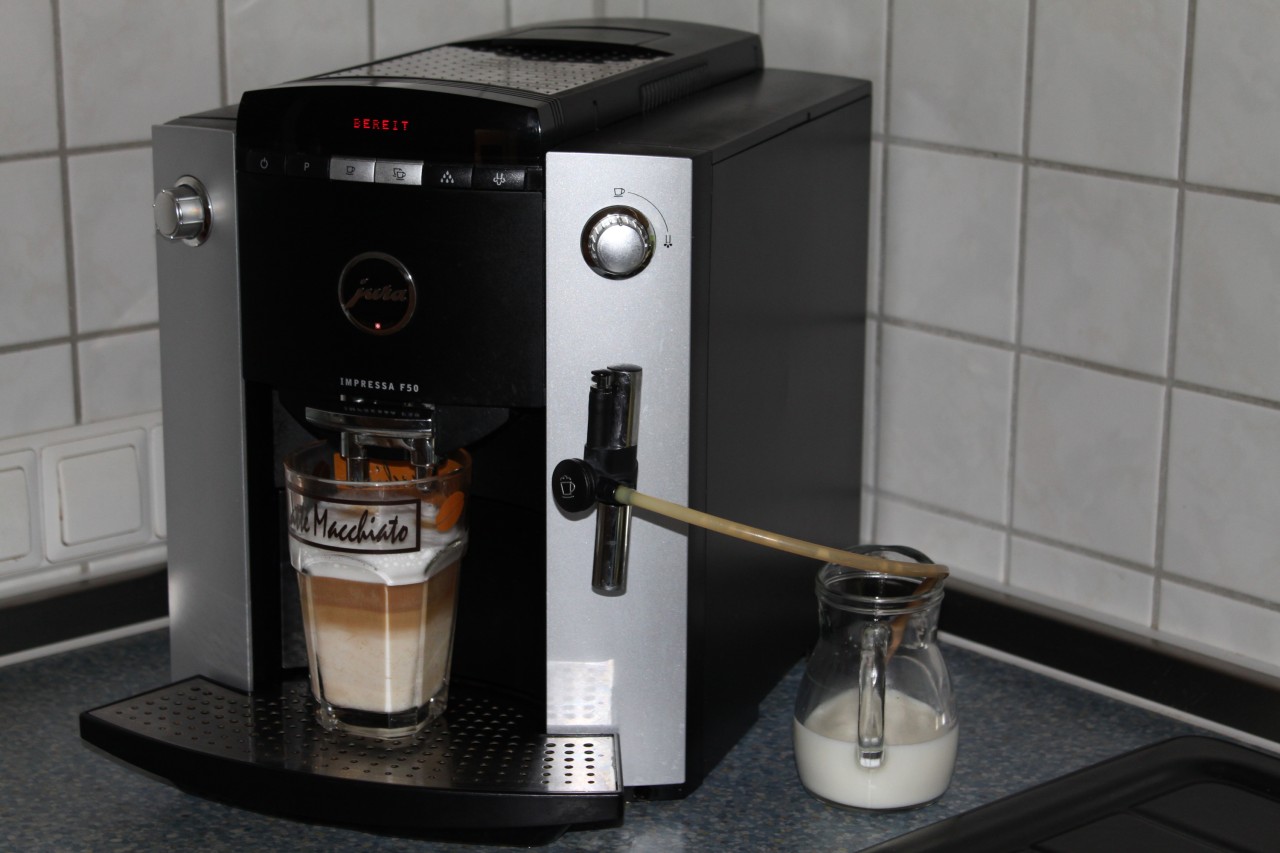 Ohne großen Aufwand zum Latte Macchiato: Vollautomaten nehmen Kaffeefans viel Arbeit ab. (Foto: dpa)