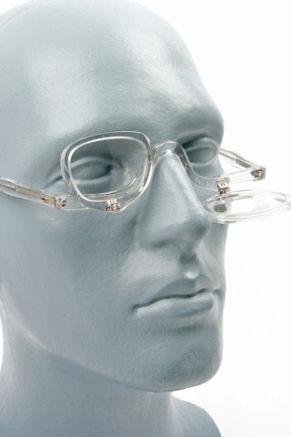 Bei der Schminkbrille lassen sich die Gläser herunterklappen - dadurch hat man bessere Sicht beim Auftragen des Make-ups. (Foto: dpa/Hotstegs)