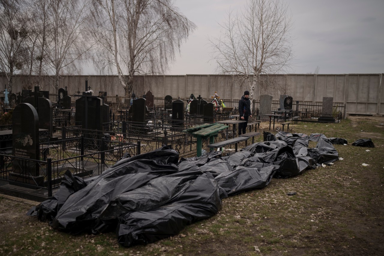 Dutzende Leichen liegen vor ihrer Beerdigung auf einem Friedhof in Butscha. 