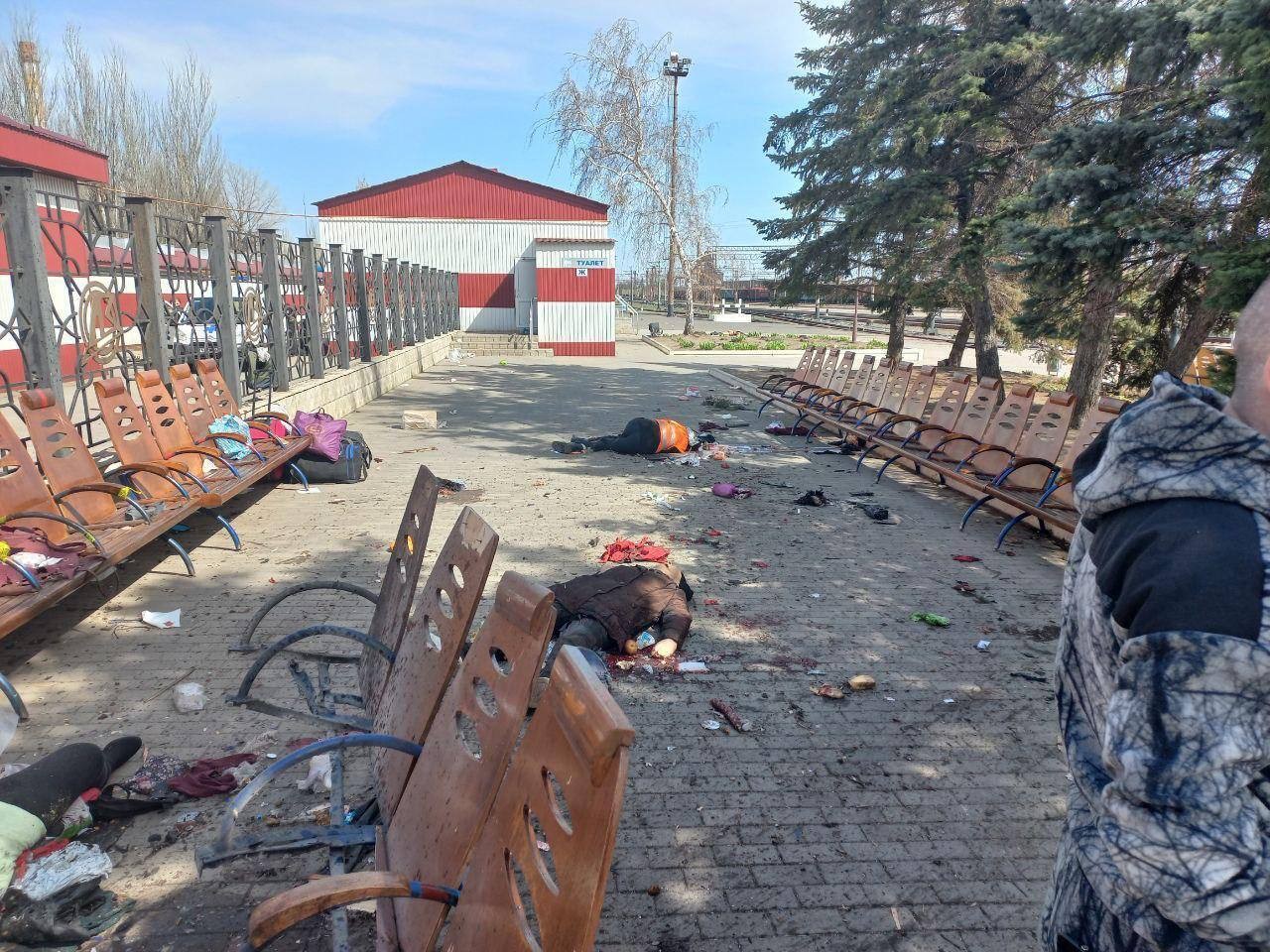 Leichen am Bahnhof von Kramatorsk.
