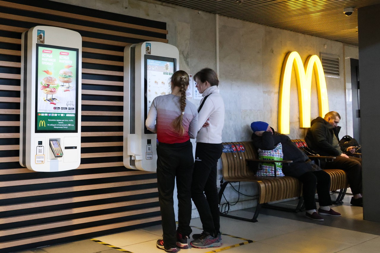 Einige Filialen von McDonald’s in Russland bleiben trotz der Sanktionen des Westens geöffnet. (Symbolbild)