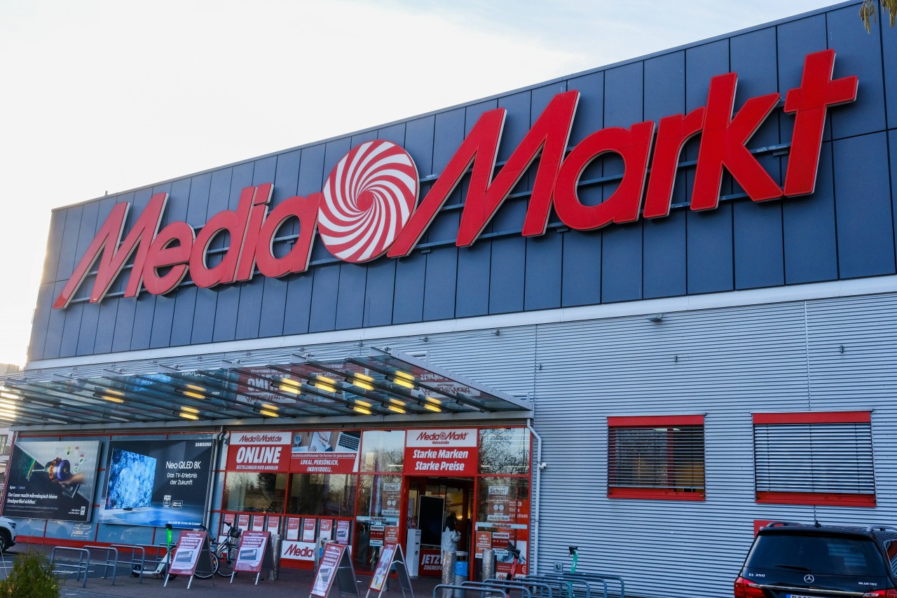 MediaMarkt: Die Elektronikmarktkette bittet Kunden weiterhin um das Tragen einer Maske – auch ohne Maskenpflicht. (Symbolfoto)