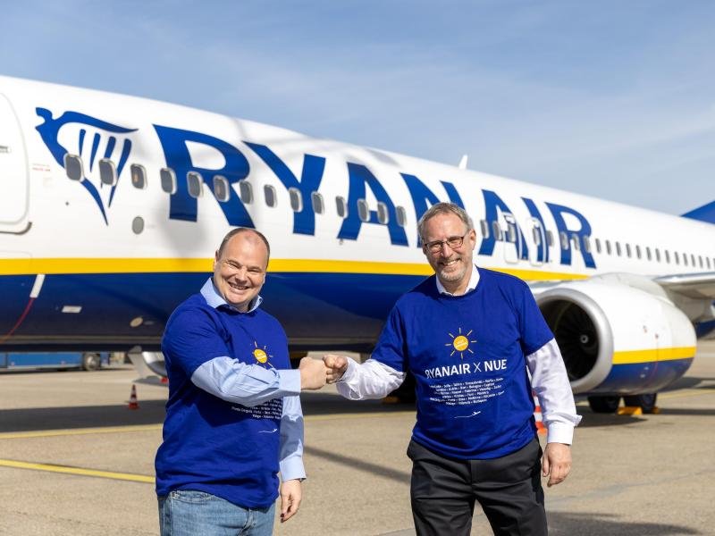 Michael Hupe (r), Geschäftsführer des Nürnberger Airports, und Ryanair-Marketingchef Dara Brady freuen sich über die neuen Reiseziele, die bald von Nürnberg aus angeflogen werden.