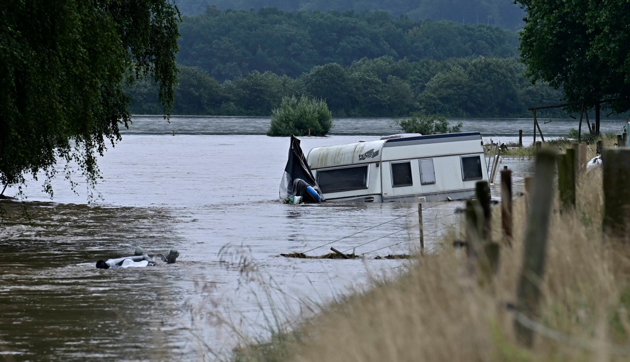 Mülheim: Das Hochwasser hat selbst Campingwagen mitgerissen. 