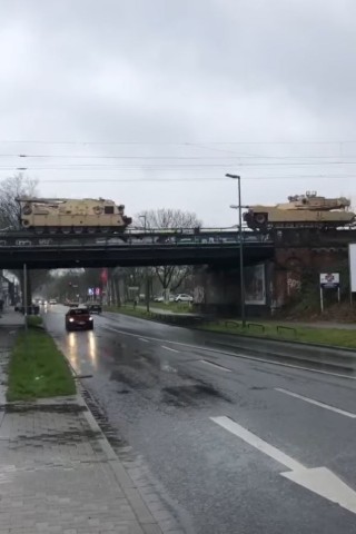 NRW: Diese Gefechtsfahrzeuge der US-Armee sind per Zug durch Recklinghausen transportiert worden.