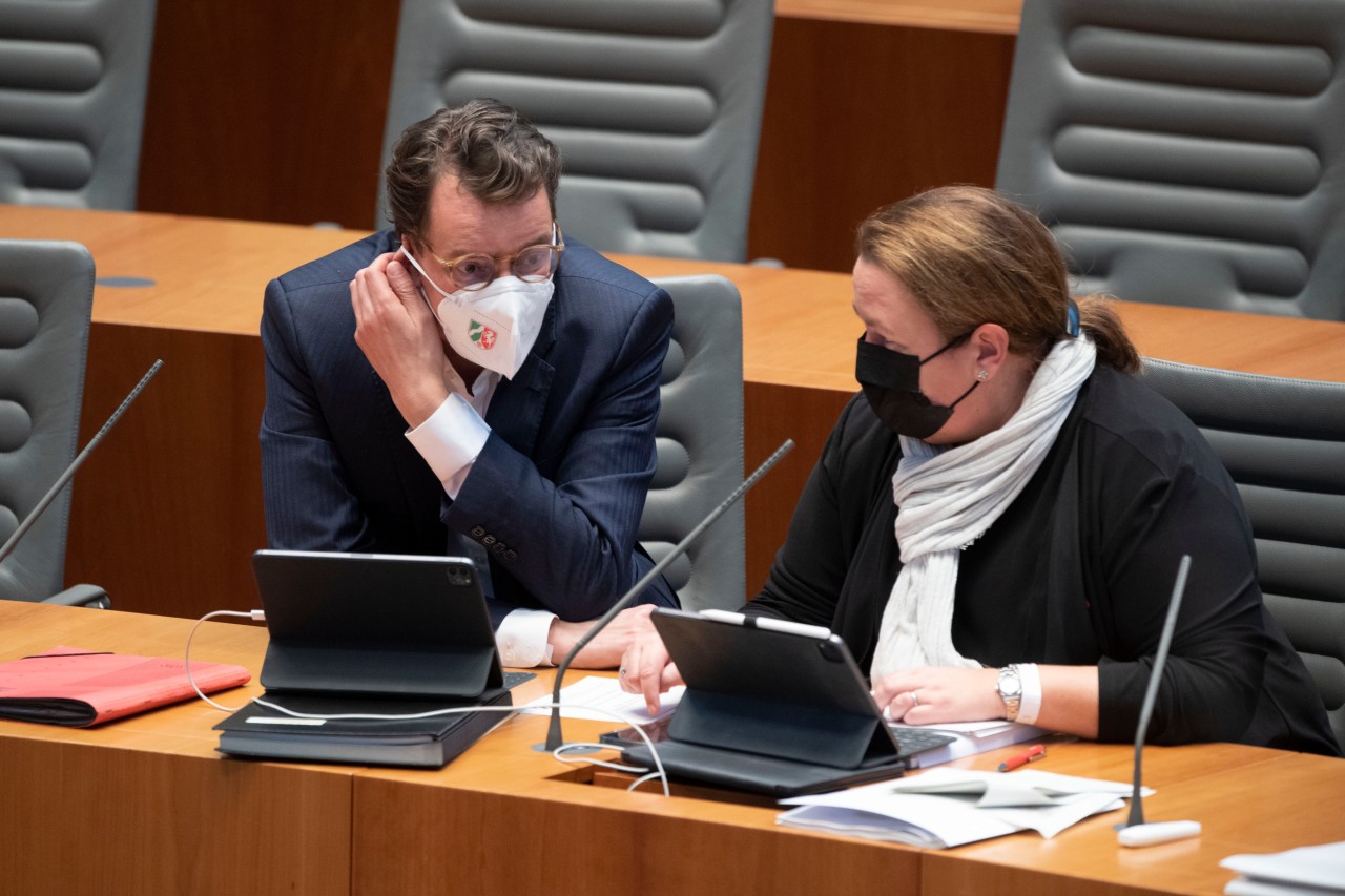 Vor der NRW-Wahl 2022 geraten Ministerpräsident Hendrik Wüst und Landesumweltministerin Ursula Heinen-Esser in Erklärungsnöte. (Archivbild)