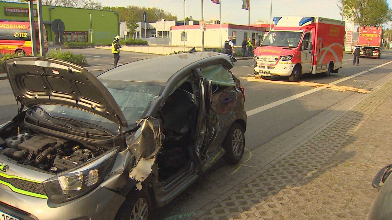 NRW: Im Kreis Recklinghausen kam es während einer Einsatzfahrt zu einer Kollision zwischen Rettungswagen und Pkw.