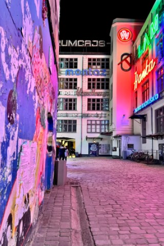  Im Hinterhof zur Ruska 46c befindet sich die Neon Side Galerie. 