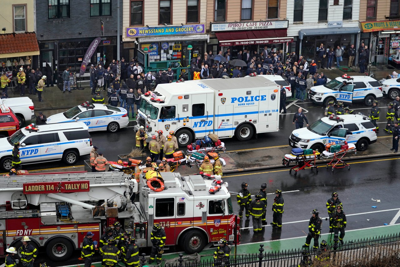 In New York wurden 13 Menschen bei einer Schießerei verletzt.