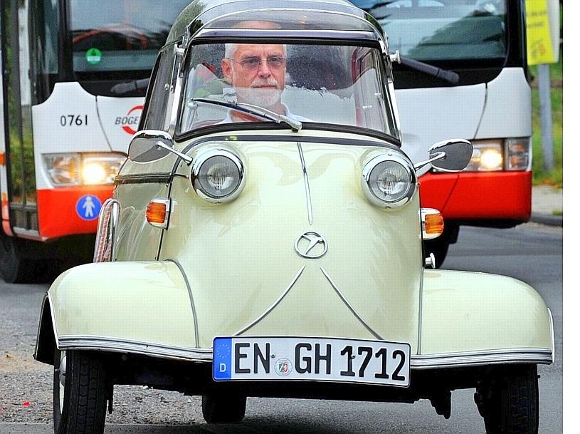 Der Charakter des Messerschmitt Kabinenroller mit zwei Sitzplätzen hintereinander ähnelt dem des Renault Twizy.