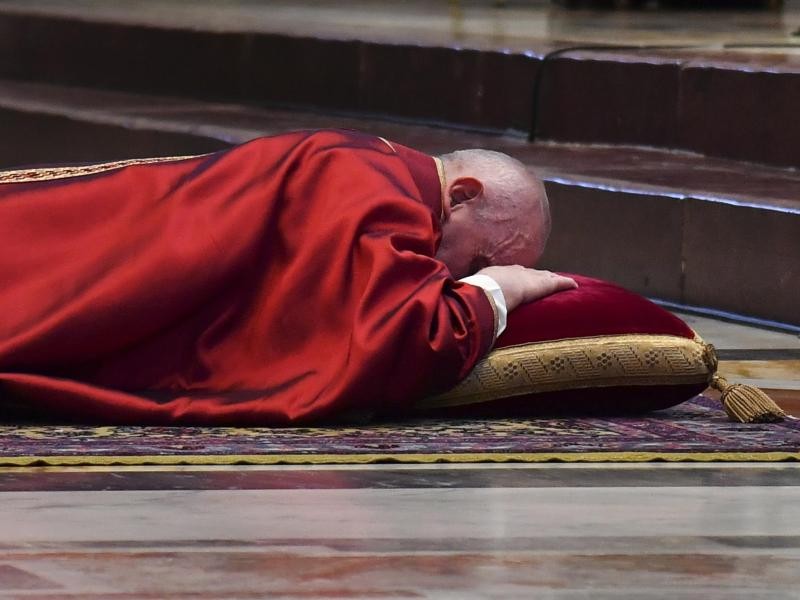 Papst Franziskus liegt bei der Karfreitagsmesse 2021 minutenlang flach auf dem Boden vor dem Altar im Petersdom.