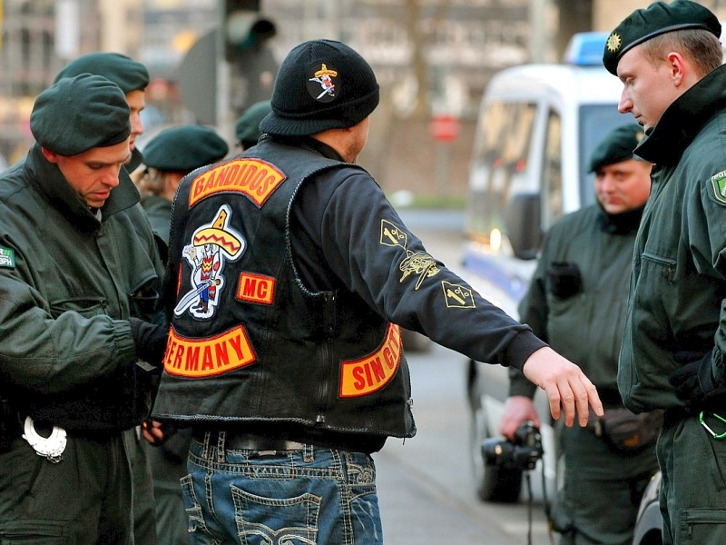 Die Sicherheitsbehörden schlagen als Reaktion auf den eskalierenden Rockerkrieg an Rhein und Ruhr einen Sonderweg ein: Das Innenministerium hat das Essener Polizeipräsidium damit beauftragt, die Ermittlungen aller Fälle an Rhein und Ruhr fortan zu leiten und zu koordinieren – auch im Fall des ermordeten Duisburger Hells Angels Kai M.