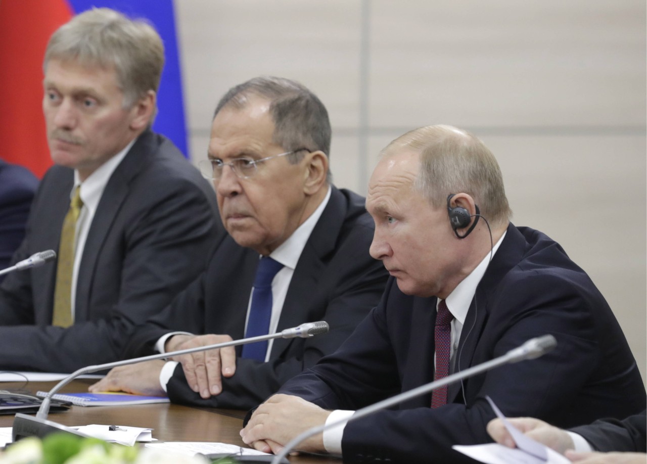 Kreml-Sprecher Peskow, hier ganz links neben Präsident Wladimir Putin sowie Außenminister Sergej Lawrow.