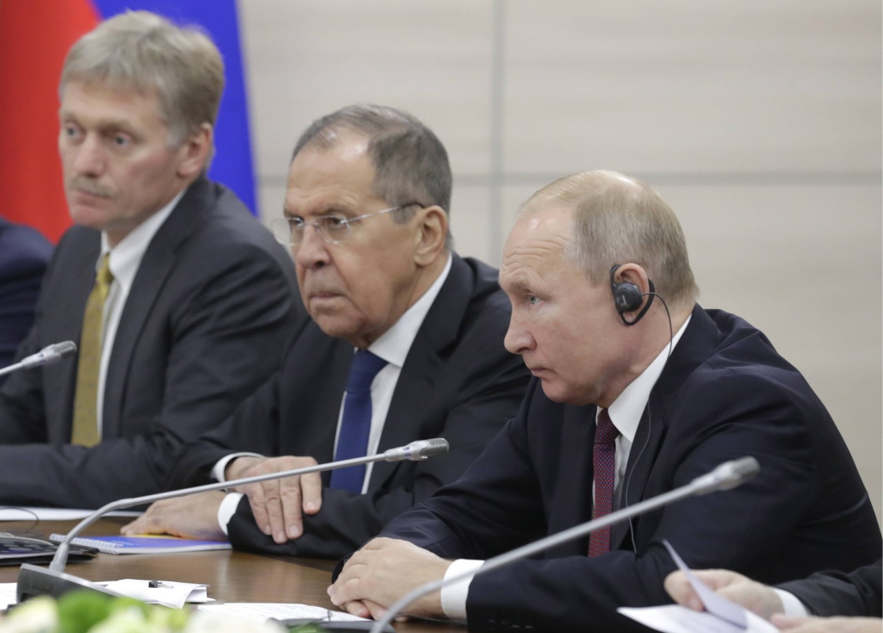 Kreml-Sprecher Peskow, hier ganz links neben Präsident Wladimir Putin sowie Außenminister Sergej Lawrow. Kreml-Sprecher Peskow, hier ganz links neben Präsident Wladimir Putin sowie Außenminister Sergej Lawrow.