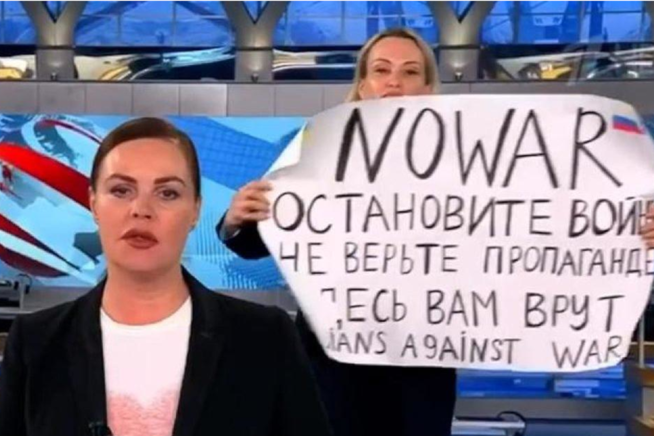 Mutiger Protest gegen den Ukraine-Krieg und gegen das Putin-Regime: Marina Owsiannikowa mit dem Plakat im Fernsehen.