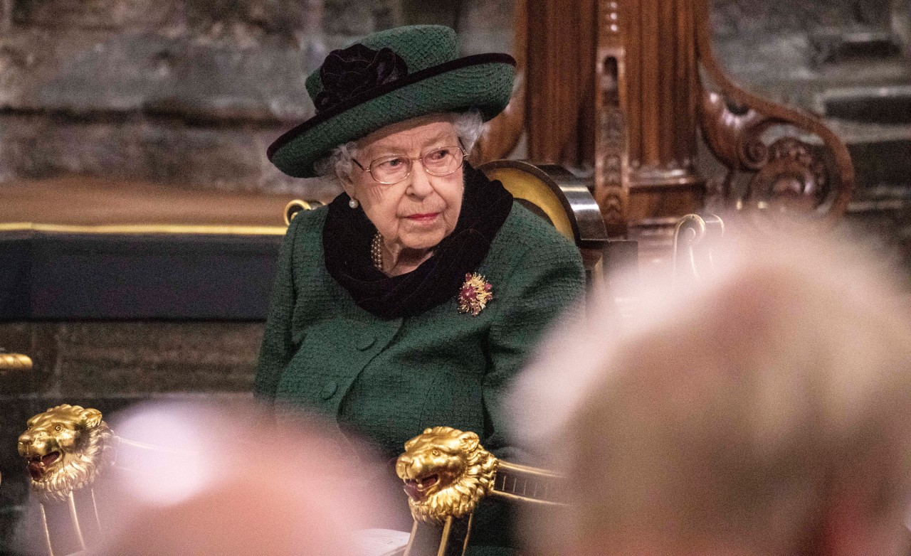 Queen Elizabeth II.: Schon bei der Beerdigung ihres Mannes trug sie Dunkelgrün.