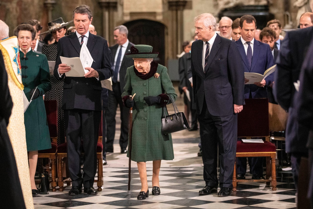 Queen Elizabeth II. trat bei der Gedenkfeier am 29. März mit einem Gehstock auf.