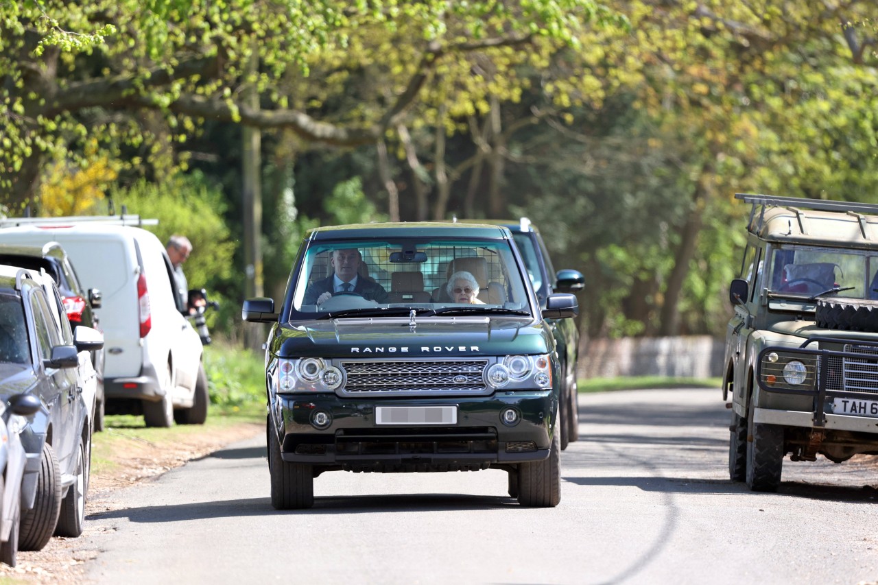 Queen Elizabeth II. an ihrem Geburtstag im Range Rover. Die Fahrt endete beinahe im Horror.