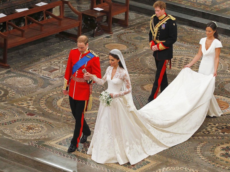 Die Schleppe von Kates Hochzeitskleid soll 2,70 Meter lang gewesen sein. Getragen wurde sie von Schwester Pippa. 