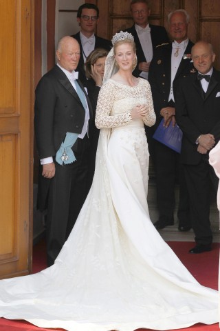Die dänische Prinzessin Nathalie zu Sayn-Wittgenstein-Berleburg mit wunderschöner Hochzeitsrobe – den Brautstrauß hatte sie vergessen. 