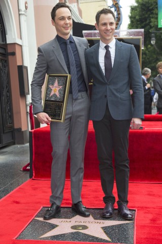 Jim Parsons (l.), bekannt aus der Comedyserie „The Big Bang Theory“, hat seinen langjährigen Partner im Mai geheiratet. Der US-Schauspieler („Hidden Figures“) und der Grafikdesigner Todd Spiewak sind bereits seit 14 Jahren ein Paar. 