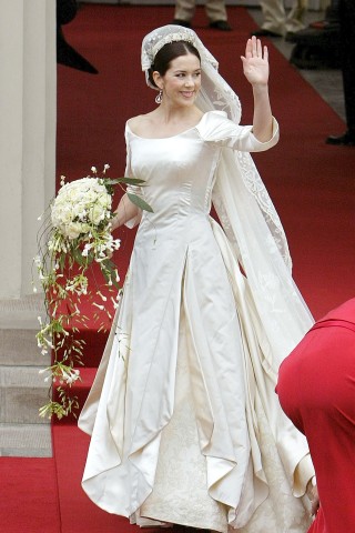 Im Mai 2004 heiratet die Australierin Mary Donaldson im schulterfreien Kleid den dänischen Kronprinzen Frederik. 