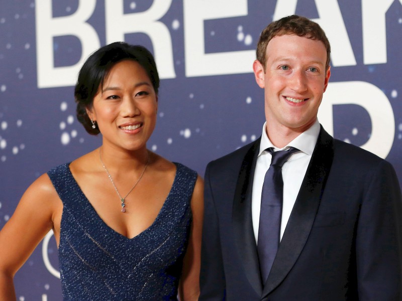 Babyfreuden auch bei Mark Zuckerberg und seiner Frau Priscilla Chan. Der Facebook-Gründer verkündete die Ankunft von Töchterchen August in einem Facebook-Eintrag. Die Eltern hießen das Baby im gleichnamigen Monat mit einem Brief willkommen, wie zuvor bei der Geburt von Töchterchen Maxima („Max“) Ende 2015.