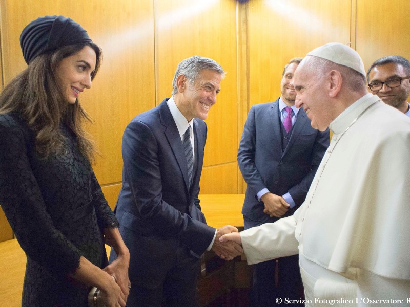 Große Ehre: Im Mai 2016 wurde das Paar, gemeinsam mit Schauspielkollegen Richard Gere und Salma Hayek, von Papst Franziskus in Rom empfangen. 