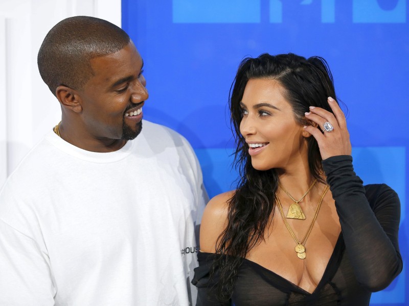 Kim Kardashian und Ehemann Rap-Superstar Kanye West werden zum dritten Mal Eltern. Das Kind wird allerdings von einer Leihmutter ausgetragen, wie das Magazin „People“ im September berichtete. 