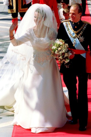 Der spanische König Juan Carlos führte 1995 seine Tochter Elena vor den Traualtar. Die Ehe mit Jaime de Marichalar hielt bis 2009.